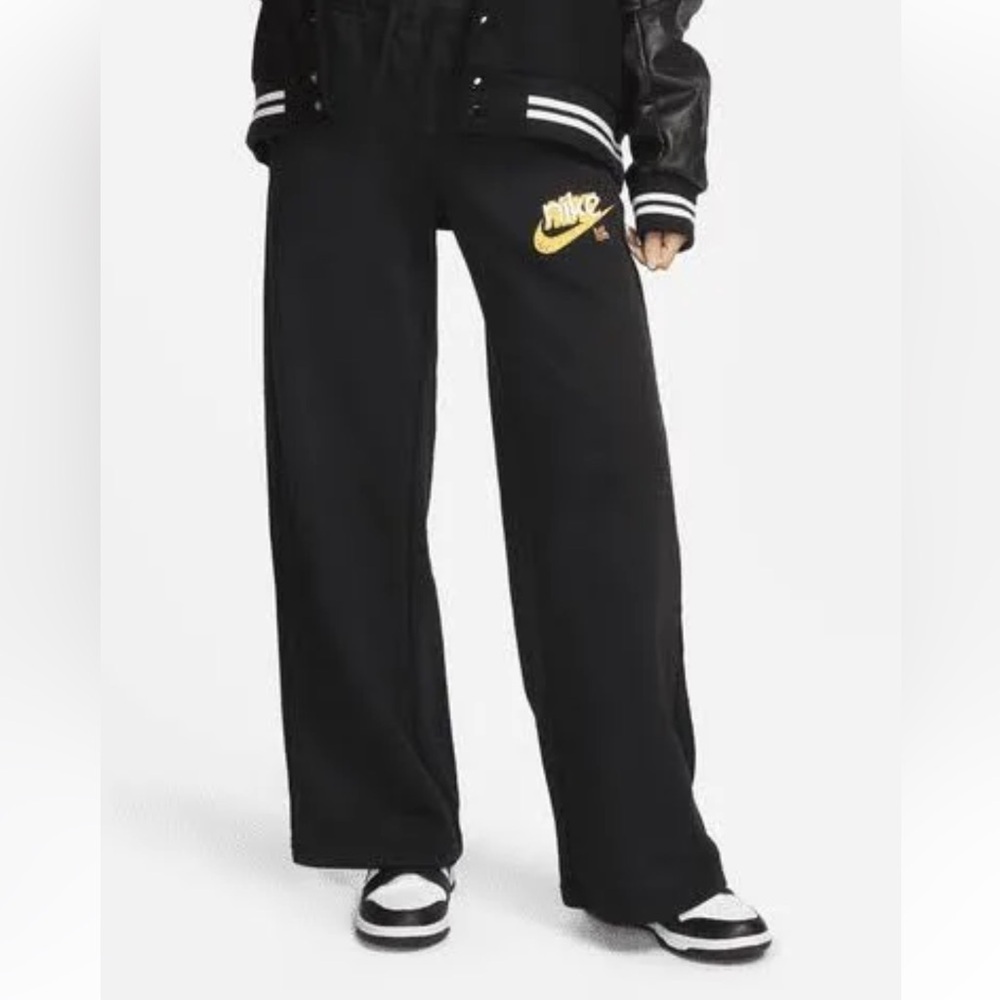 NWT Nike Sportswear Club Fleece
Women's Wide Leg Mid Rise Sz L in black - Picture 2 of 12